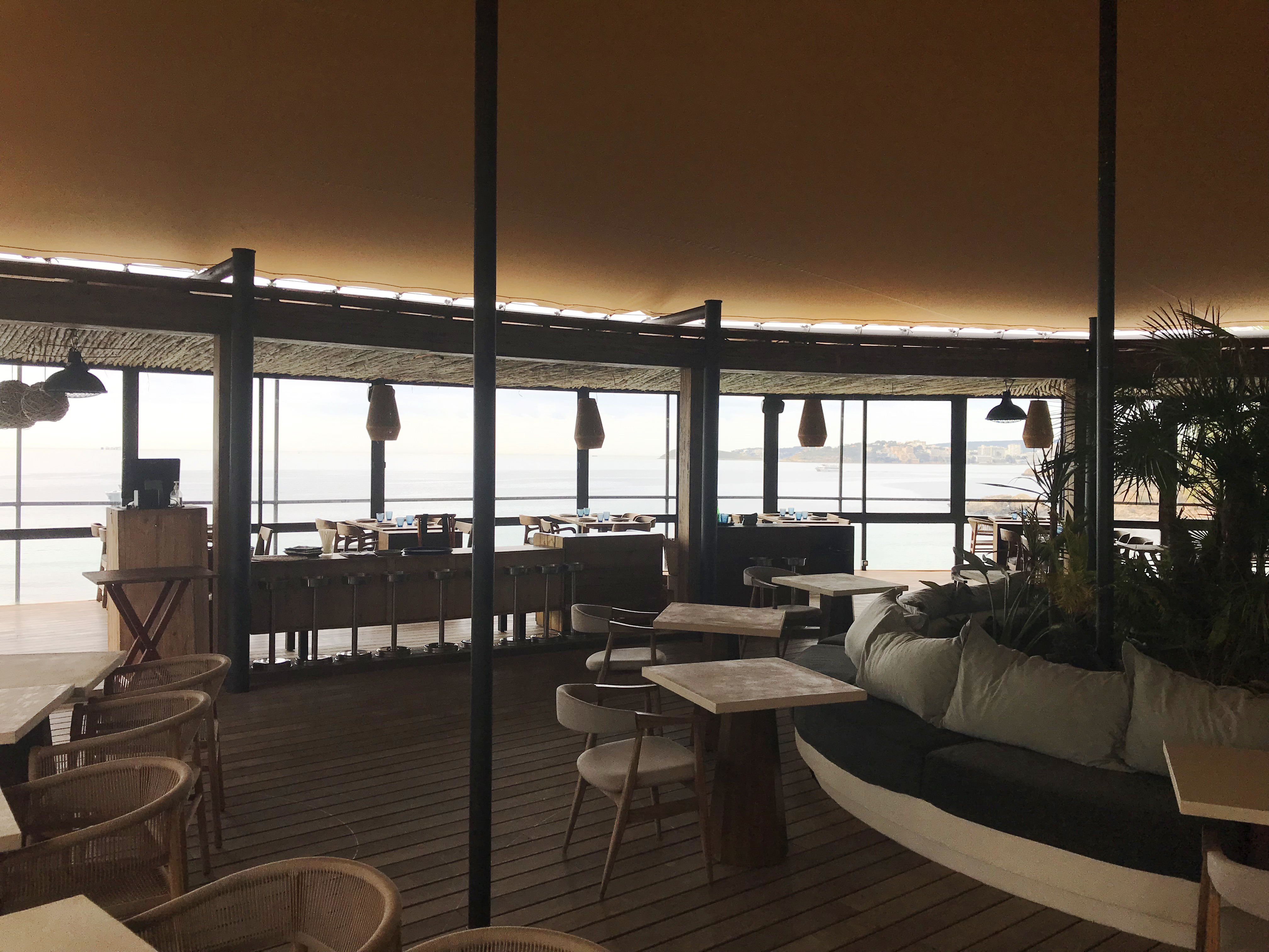 Terrasse aménagée sous la toile stretch du beach club